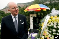 2008年11月16日美国驻华大使雷德站在杭州新树立的的司徒雷登墓碑前。司徒雷登是1940年代美国驻华大使,他去世多年后,他希望骨灰归葬中国的遗愿终于部分实现