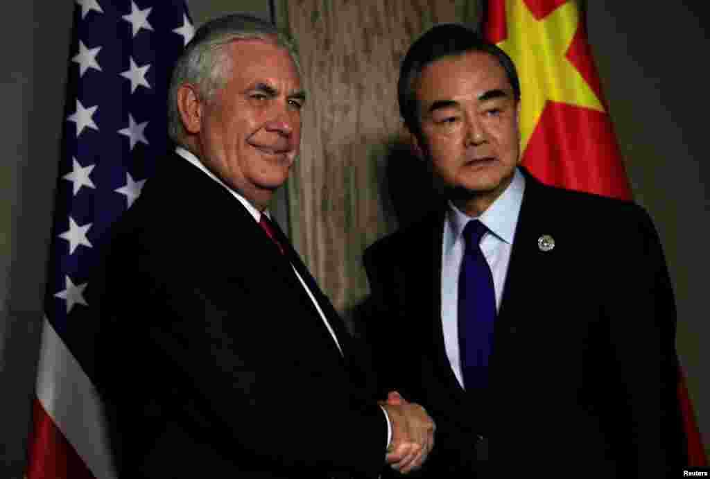 美国国务卿蒂勒森和中国外长王毅在马尼拉举行双边会谈前握手(2017年8月6日)。 王毅表示,中国希望川普总统今年晚些时候对中国的访问能够有助于推动双边关系向前发展。种种迹象显示,美中双方都有意使美中关系保持稳定,尤其是在川普对中国进行访问之前。 鉴于中国共产党将在今年秋天举行第19次党代表大会以及川普访华可能带来的不确定性,分析人士预计,川普会在中共19大召开后才访华。  