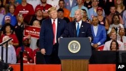 川普总统在南卡州西哥伦比亚的集会上讲话,在党内决选前夜,为竞选连任的州长麦克马斯特助选。(2018年6月25日)