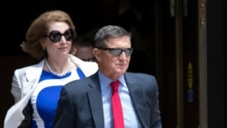 资料照片:前国家安全顾问迈克尔·弗林和律师悉尼·鲍威尔离开华盛顿的联邦法庭。 (2029年6月2日)