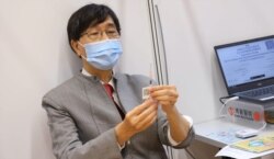 港府抗疫专家、香港大学微生物学系讲座教授袁国勇3月7日率先到疫苗中心, 自行接种德国制BioNTech(复必泰)疫苗。 (香港医管局图片)