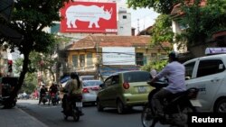 Một bảng quảng cáo ở Hà Nội, kêu gọi người dân không sử dụng sừng tê giác.