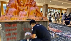 新任支联会常委、香港社会工作者总工会会长伦智伟表示,第一次参与洗刷国殇之柱行动,希望挽留八九民运历史 (美国之音/汤惠芸)