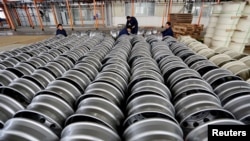 中国江苏省连云港一家轮毂厂,工人们正在为出口的钢圈做准备。