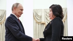 俄罗斯总统普京在莫斯科会见到访的朝鲜外相崔善姬(Choe Son Hui)。(2024年11月4日)