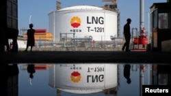 资料照:江苏省南通市如东港的液化天然气储气罐。(2018年9月4日)