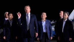 ပြန်လွတ်လာတဲ့ ကန်အကျဉ်းသားတွေကို သမ္မတ Trump ကိုယ်တိုင်လေဆိပ်မှာကြို ပြန်လွတ်လာတဲ့ ကန်အကျဉ်းသားတွေကို သမ္မတ Trump ကိုယ်တိုင်လေဆိပ်မှာကြို