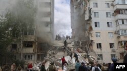 Nhân viên cứu hộ tại hiện trường vụ đổ sập một phần tòa chung cư.