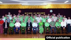 အမေရိကန်ကာကွယ်ရေးဌာနအောက်မှာရှိတဲ့ Hawaii အခြေစိုက် လုံခြုံရေးဘာသာရပ်ဆိုင်ရာ အာရှပစိဖိတ်ဌာနနဲ့ မြန်မာနိုင်ငံက နိုင်ငံတော် ကာကွယ်ရေး တက္ကသိုလ် နှစ်ရပ်ပူးပေါင်းပြီး စစ်ဘက်-အရပ်ဘက်ဆိုင်ရာဆက်ဆံရေး တိုးမြှင့်ဆောင်ရွက်ရေး သင်တန်း (Photo by Jesse Hall)