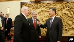 2017年6月30日,中国副总理汪洋在北京中南海会见美国农业部长珀杜(左)和美国驻华大使布兰斯塔德。