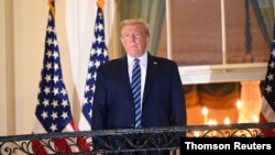 Tổng thống Donald Trump tại ban-công Tòa Bạch Ốc sau khi chữa trị COVID-19 tại Quân y viện Walter Reed trở về.