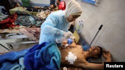 在加沙北部致命援助卡车事件中的伤者正在接受治疗。(2024年3月1日)