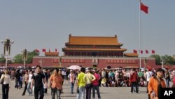 中国标志性建筑天安门和广场上的人潮