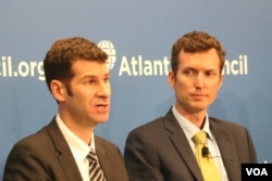 《幽灵舰队》作者辛格(左)与科尔(美国之音杨晨拍摄)