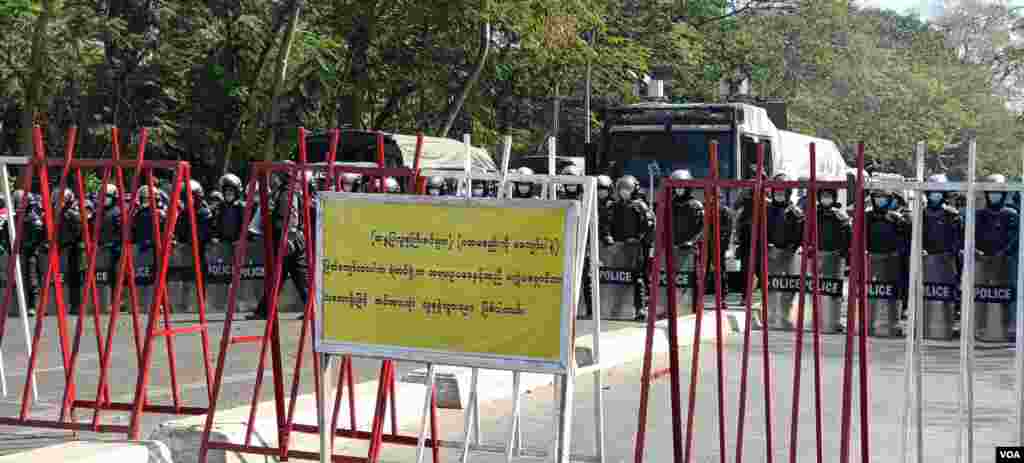 ရန်ကုန်မြို့ လှည်းတန်းအနီး စစ်အာဏာဆန့်ကျင် ဆန္ဒပြပွဲ မြင်ကွင်း။