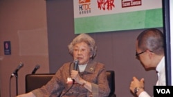 中国学者资中筠(左)在香港书展的讲座中谈论中国(2012年7月18日,美国之音丁力拍摄)