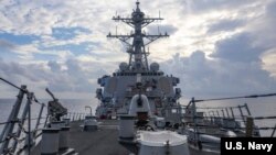 美国海军本福德号导弹驱逐舰2021年7月12日在南中国海执行航行自由行动。(美国海军推特)