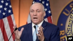 Лідер республіканської більшості у Палаті представників Конгресу США Стів Скаліз виступає під час пресконференції на Капітолійському пагорбі в середу, 10 квітня 2024 р., у Вашингтоні. (Фото: AP Photo/Mariam Zuhaib)