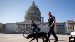 美国国会警察在国会外巡逻(资料照片)