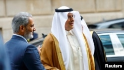 2022年10月5日,沙特阿拉伯能源部长阿卜杜勒阿齐兹·本·萨勒曼·沙特亲王和欧佩克秘书长海瑟姆·盖斯在奥地利维也纳欧佩克总部握手。(路透社照片)