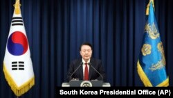 资料照:韩国总统尹锡悦在首尔总统府举行的记者会上讲话。(2024年12月3日)