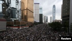 资料照片: 抗议者在香港街头大游行,反对拟议中允许将香港犯罪嫌疑人引渡至中国大陆的条例。(2019年6月12日)