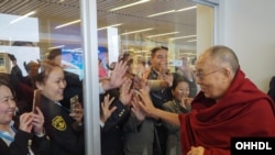 2016年11月23日,在蒙古国乌兰巴托的成吉思汗国际机场准备乘机前往日本的达赖喇嘛与信众挥手告别。