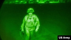 美军第82空降师指挥官、陆军少将多诺霍 (Christopher Donohue)在夜幕下最后一个踏上了撤离阿富汗的最后一架美军飞机(美军第82空降师2021年8月30日)