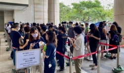 超过200名市民到西九龙裁判法院排队轮候旁听席,声援民主派初选47人案各被告 (美国之音/汤惠芸)