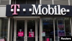 美国纽约曼哈顿,T-Mobile商店的招牌(2018年4月30日)。今年4月,T-Mobile宣布以260亿美元收购其美国竞争对手Sprint。