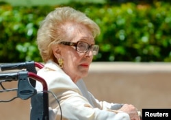 美国前第一夫人南希·里根在前总统里根去世10周年之际访问里根墓地(2014年6月5日)