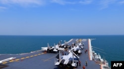 2018年4月24日,中国航空母舰辽宁号上的歼15战斗机。中国海军舰队在东中国海举行了“实弹演习”。