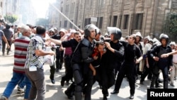 2013年8月13日,警方拘留了一位前总统穆尔西支持者。