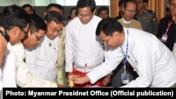 ၅၅ ကြိမ်မြောက် ကျောက်မျက်ရတနာ ပြပွဲကို ဒုသမ္မတ ဟန်နရီ ဗန်ထီးယူ တက်ရောက်စဉ်။