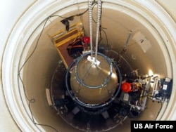 美国空军人员维护携带核弹头的洲际战略导弹(美国空军资料照)