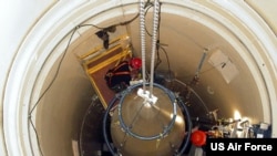 美国空军人员维护携带核弹头的洲际战略导弹(美国空军资料照)