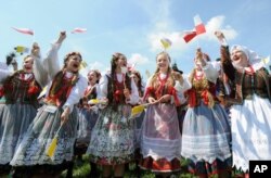 波兰民族舞蹈者为迎接天主教教宗方济各来访而彩排(2016年7月27日)