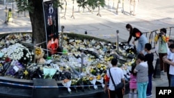 安徽安庆市迎江区一名男子持刀在商业步行街上砍杀路人,造成6人死亡、14人受伤,市民案发地点献花悼念遇难者。(2021年6月6日)