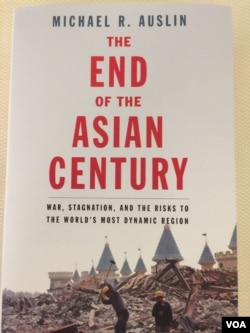 奥斯林的新书《亚洲世纪的终结》封面(美国之音莉雅拍摄)