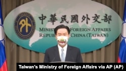 资料照片:台湾外长吴钊燮在台北的记者会上宣布台湾与立陶宛将互设代表处。(2021年7月20日)