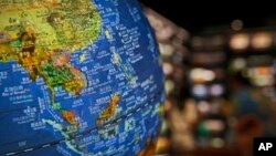 北京一家书店展示的一个地球仪上显示中国在南中国海划出的九段线内主权声索的岛屿。(2018年7月13日)