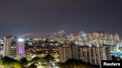 从以色列南部的阿什凯伦看到,以色列的铁穹反导系统拦截从加沙地带发射的火箭。