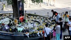 安徽安庆市迎江区一名男子持刀在商业步行街上砍杀路人,造成6人死亡、14人受伤,市民案发地点献花悼念遇难者。(2021年6月6日)