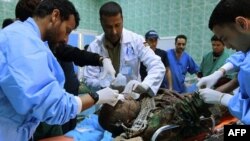 Медики надають допомогу пораненому повстанцю