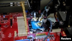 资料照:微软公司雷德蒙德实验室测试Azure Cobalt芯片的图示 (2023年11月13日)