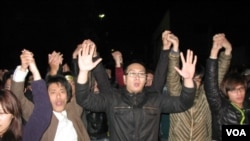 冲击行政院最后一批抗议者高调撤离(美国之音申华拍摄)