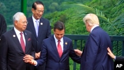 代表台湾出席亚太经合会的亲民党主席宋楚瑜(左二)和美国总统川普(右)、墨西哥总统捏托(右二)等人(2017年11月11日)