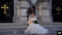 资料照:一对新人在北京王府井教堂前拍摄婚纱照。(2020年12月25日)