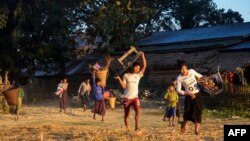 မြန်မာစစ်တပ် နဲ့ AA လက်နက်ကိုင်တပ်တို့ကြား တိုက်ပွဲကြောင့် ရခိုင်မြောက်ပိုင်းကဒေသခံတွေ အိုးအိမ်တွေစွန့်ပြီး စစ်ရှောင်နေကြပုံ (ဓါတ်ပုံ-AFP)