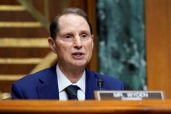 资料照片:美国参议院金融委员会主席、来自俄勒冈州的民主党籍参议员怀登。(路透社)